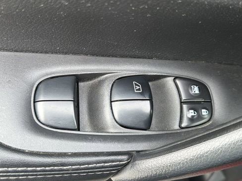 Used 2021 Nissan Rogue Sport S image 13