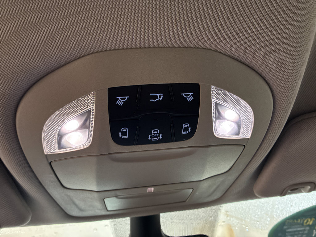 Used 2024 Chrysler Pacifica Limited FWD image 30