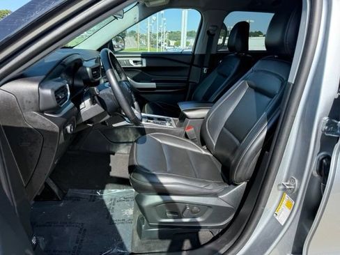 Used 2024 Ford Explorer XLT w/ Equipment Group 202A AWD/4WD image 21