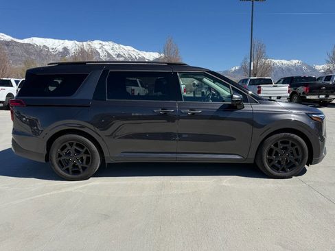 Used 2025 Kia Carnival SX Prestige image 2