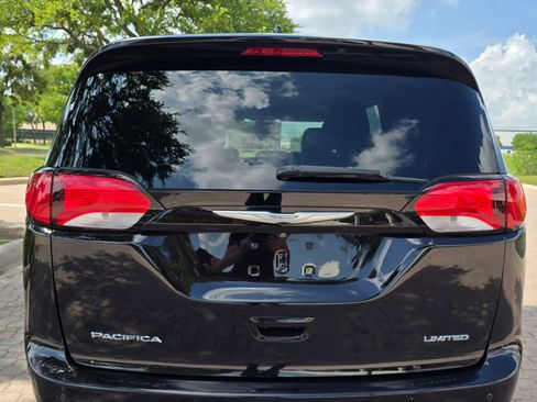 Used 2017 Chrysler Pacifica Limited FWD image 11
