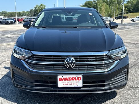 Used 2024 Volkswagen Jetta SE FWD image 3