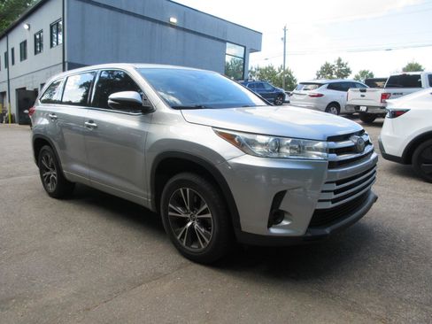 Used 2018 Toyota Highlander LE image 3