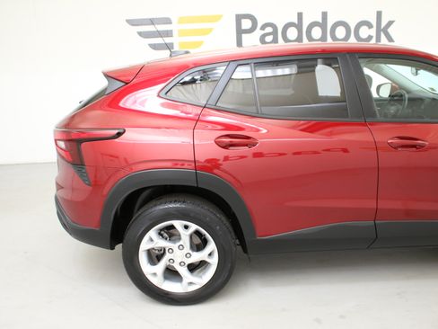Used 2024 Chevrolet Trax LS w/ LS Convenience Package FWD image 11