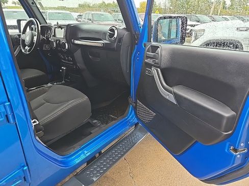 Used 2015 Jeep Wrangler Unlimited Sahara w/ Connectivity Group image 66