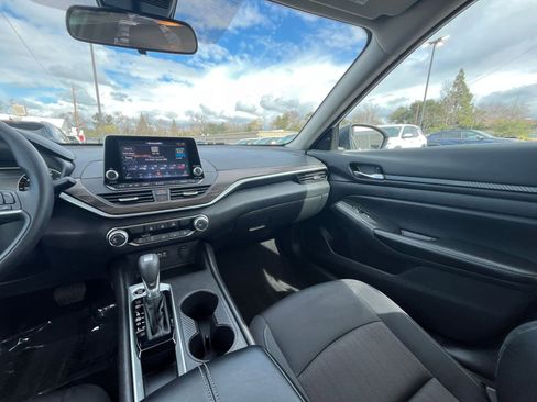 Used 2025 Nissan Altima 2.5 SV image 36