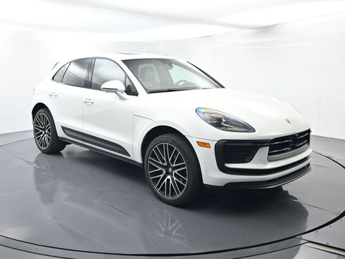 Certified 2025 Porsche Macan AWD/4WD image 17