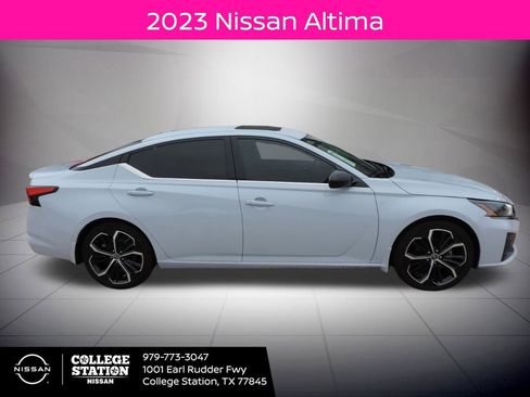 Used 2023 Nissan Altima 2.5 SR w/ SR Premium Package image 2