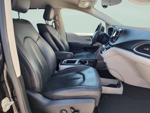 Used 2020 Chrysler Pacifica Touring-L Plus FWD image 31