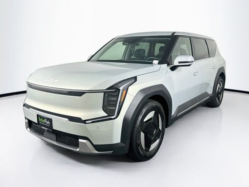 Used 2024 Kia EV9 Light RWD image 3