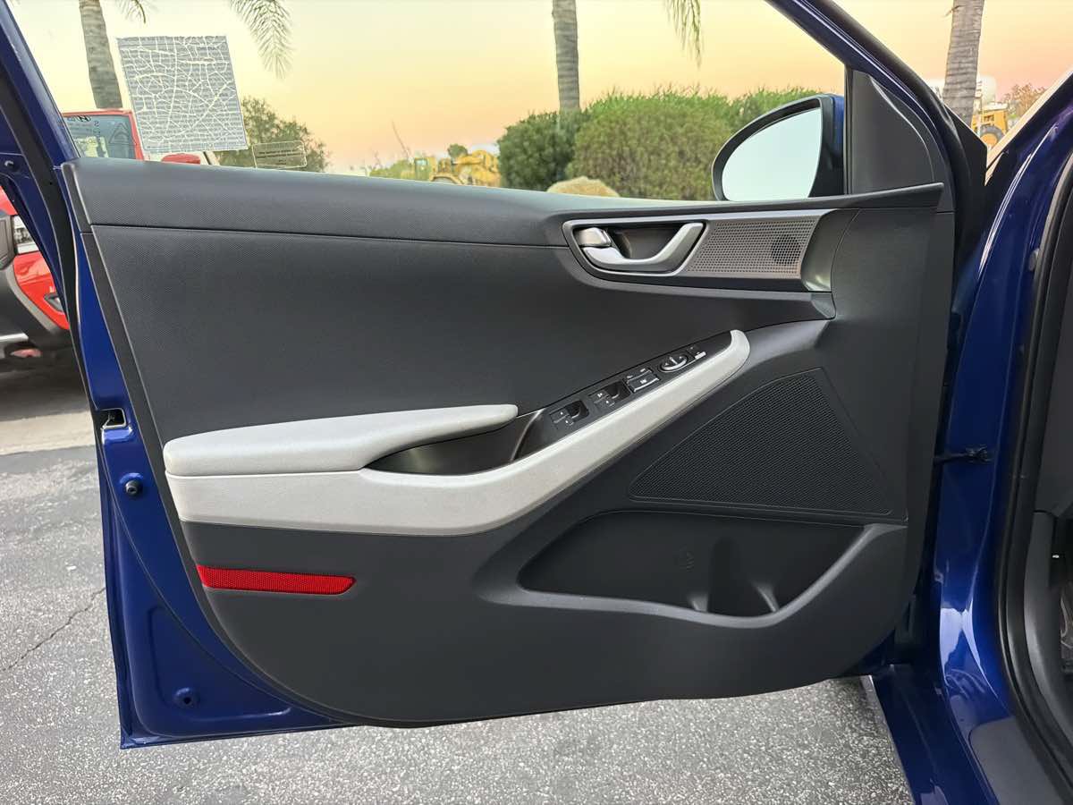 Used 2021 Hyundai Ioniq SE FWD image 25