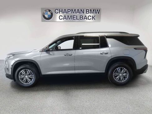 Used 2025 Chevrolet Traverse LT AWD/4WD image 3