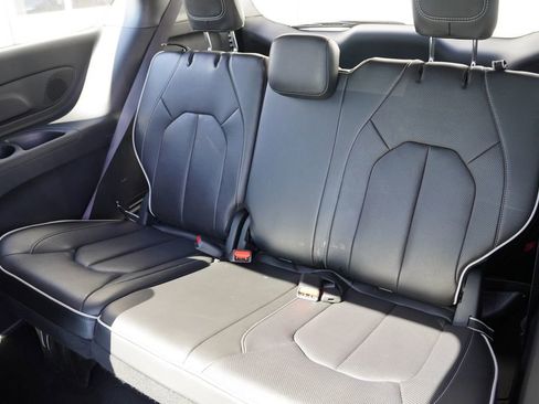 Certified 2024 Chrysler Pacifica Premium image 19