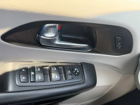 Used 2020 Chrysler Pacifica Limited w/ Tire & Wheel Group FWD image 36