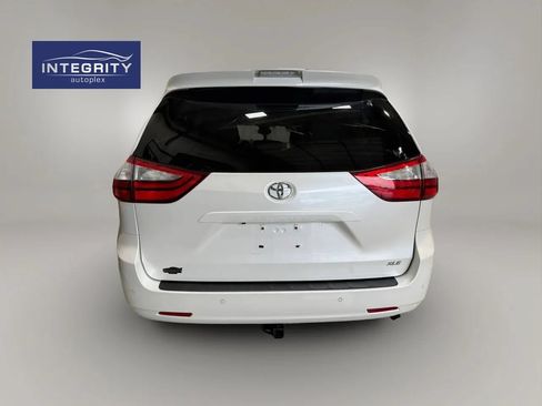 Used 2018 Toyota Sienna XLE w/ XLE Navigation Package FWD image 4