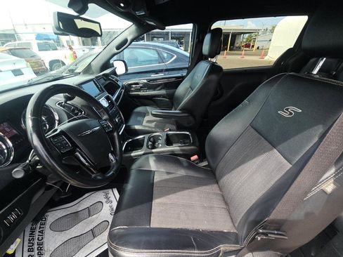 Used 2015 Chrysler Town & Country S FWD image 8