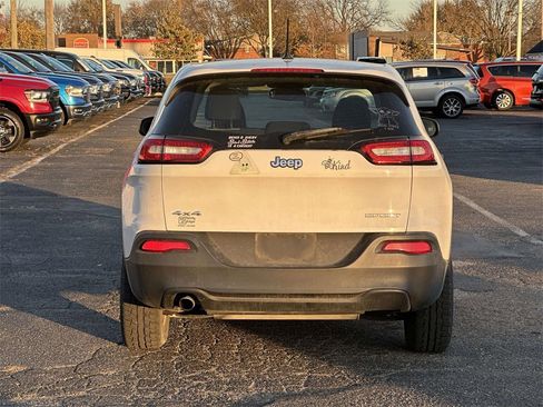 Used 2014 Jeep Cherokee Sport image 5