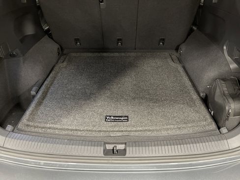 Used 2022 Volkswagen Tiguan SE R-Line image 13