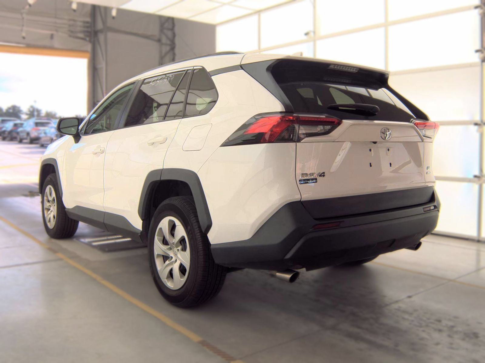 Used 2021 Toyota RAV4 LE AWD/4WD image 2