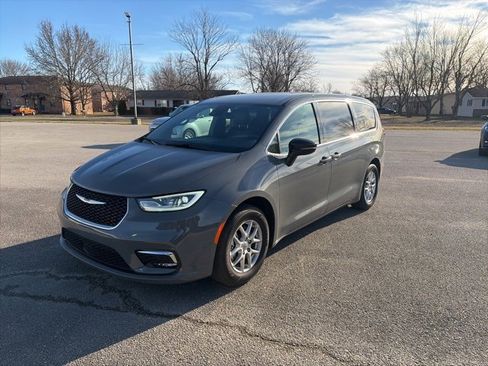 Used 2025 Chrysler Pacifica Select image 2