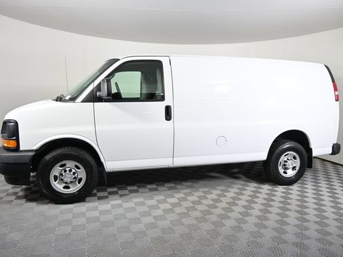 Used 2017 Chevrolet Express 3500 RWD image 2