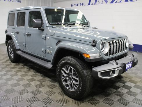 Used 2024 Jeep Wrangler Unlimited Sahara w/ Technology Group AWD/4WD image 3