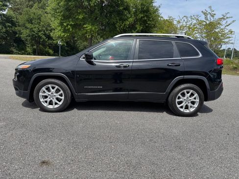 Used 2017 Jeep Cherokee Latitude w/ Comfort/Convenience Group FWD image 3