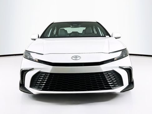 Used 2025 Toyota Camry SE image 2