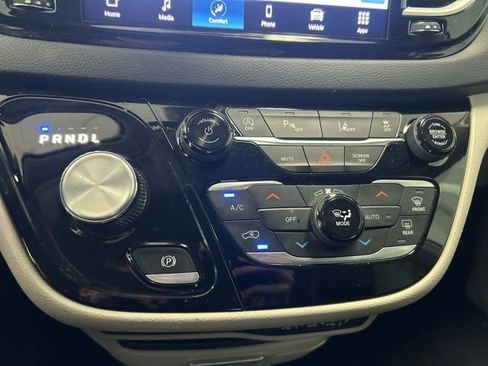 Used 2023 Chrysler Pacifica Touring-L FWD image 12