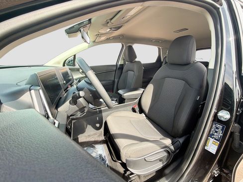 Used 2025 Kia Sportage LX image 13