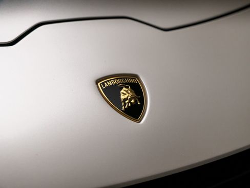 Used 2021 Lamborghini Huracan EVO RWD image 22
