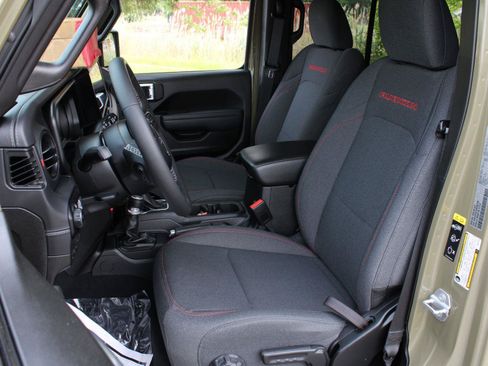 Used 2025 Jeep Wrangler Unlimited Rubicon AWD/4WD image 15
