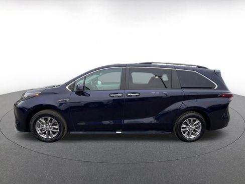Used 2025 Toyota Sienna XLE image 9