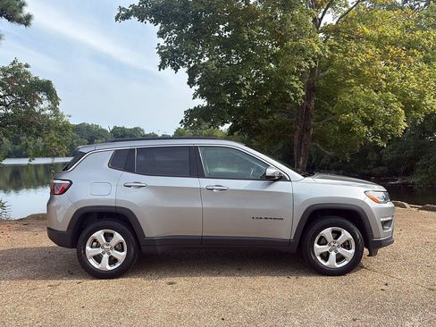 Used 2020 Jeep Compass Latitude w/ Cold Weather Group AWD/4WD image 3