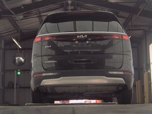 Used 2024 Kia Carnival EX FWD image 5
