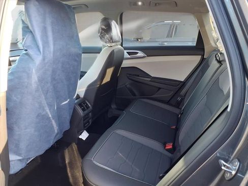 New 2026 Volkswagen Taos SE image 12