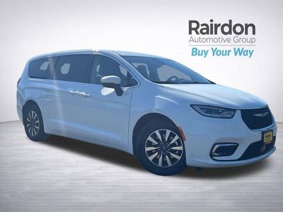 Used 2023 Chrysler Pacifica Touring-L