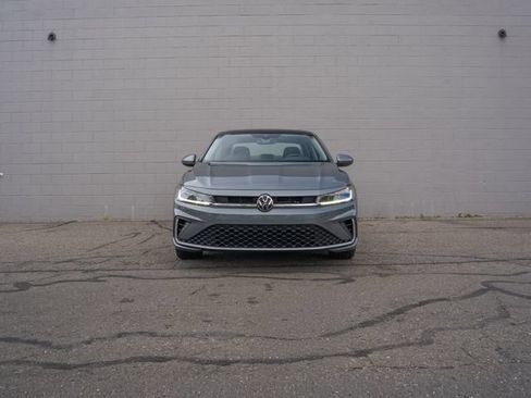 Used 2025 Volkswagen Jetta SE w/ Sunroof Package FWD image 9