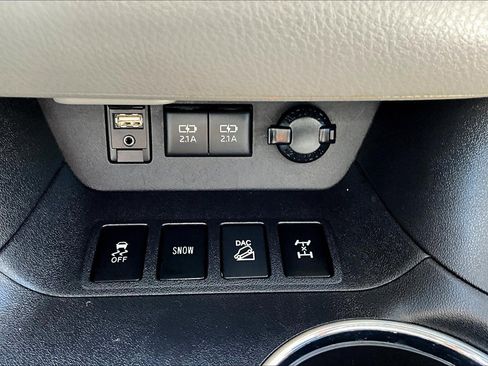 Used 2018 Toyota Highlander LE image 22