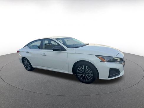 Used 2025 Nissan Altima 2.5 SV FWD image 2