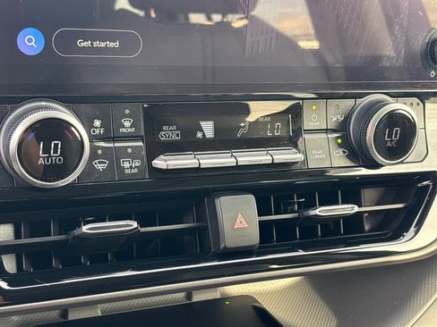 Used 2023 Toyota Highlander XLE image 32