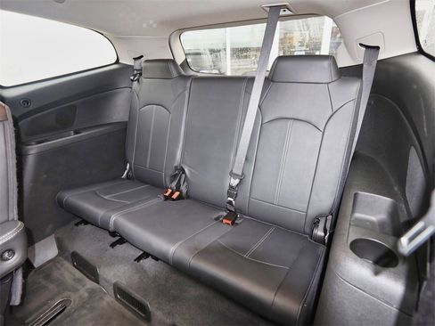 Used 2017 Chevrolet Traverse LT image 18