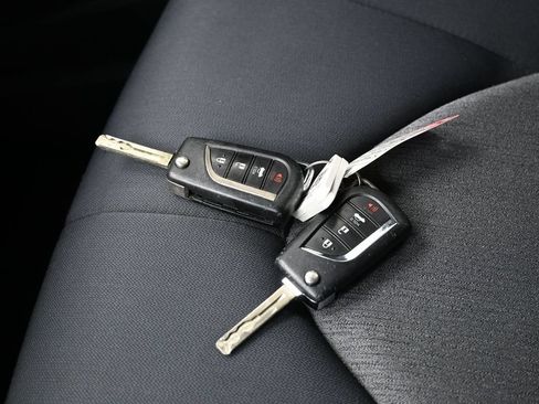 Used 2018 Toyota Camry LE FWD image 25
