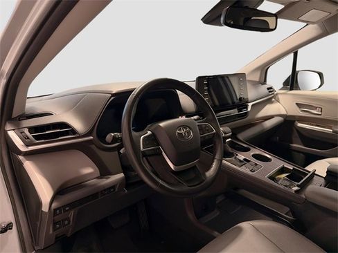 Certified 2024 Toyota Sienna XLE image 7
