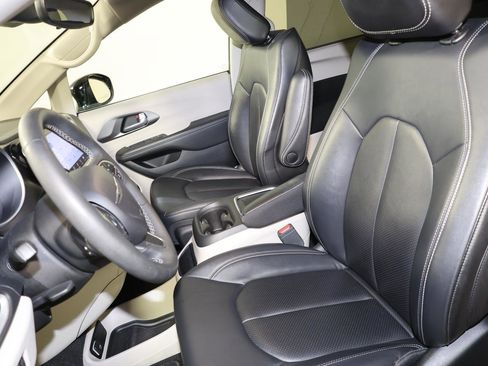 Used 2024 Chrysler Pacifica Touring-L FWD image 25