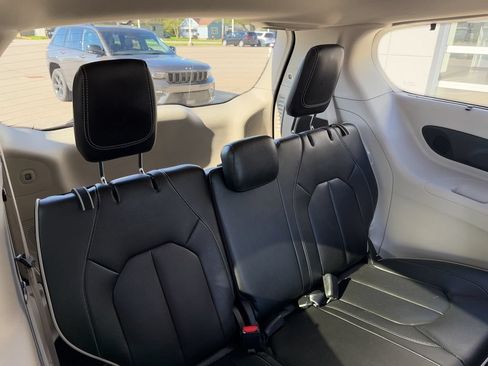 Used 2023 Chrysler Pacifica Limited FWD image 44