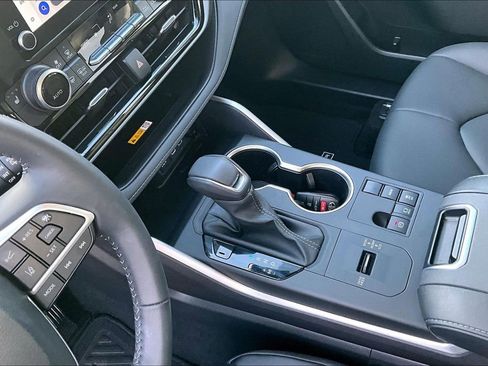 Used 2024 Toyota Highlander LE image 18