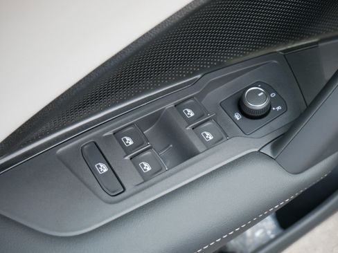 Certified 2025 Volkswagen Tiguan SE AWD/4WD image 7