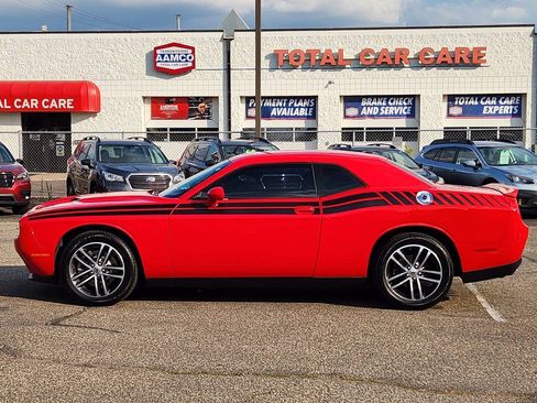 Used 2019 Dodge Challenger SXT AWD/4WD image 2