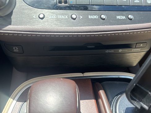 Used 2020 Lexus LS 500 w/ Accessory Package (Z2) RWD image 22